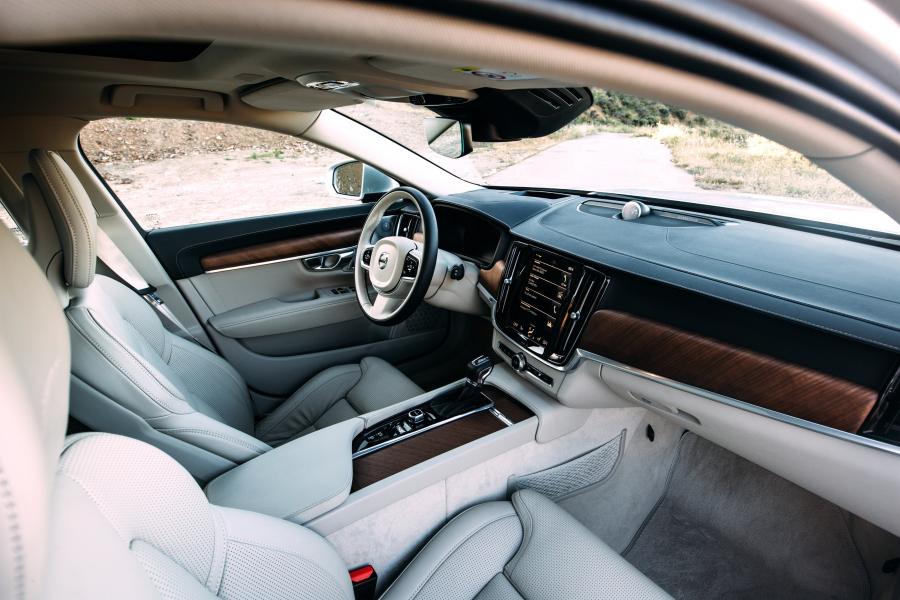 Интерьер Volvo V90 D5 Inscription 2016 года  (фото 2 из 31)